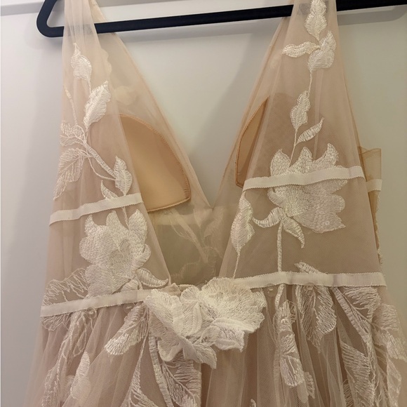 BHLDN Ivory Floral Lace Wedding Dress - Picture 9 of 9